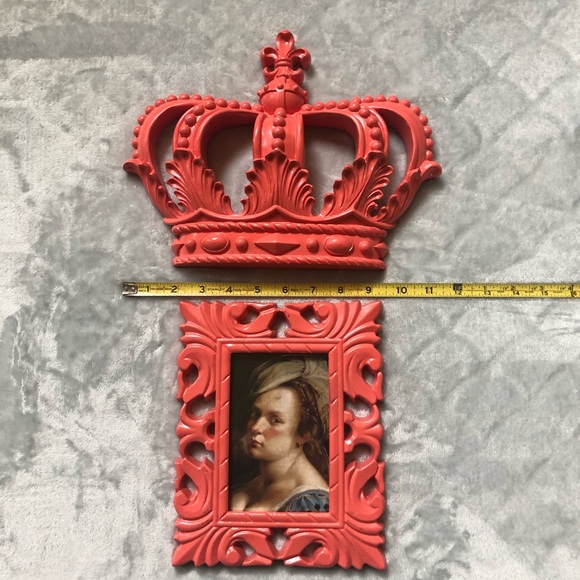 👑CLOSET CLEAR OUT👑 CROWN & PICTURE FRAME - Picture 2 of 8